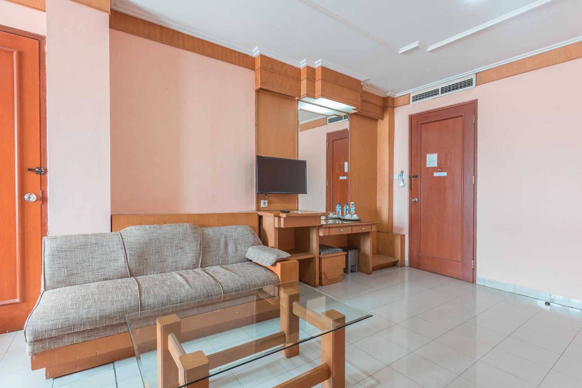 Oyo 671 Hotel Capitol 雅加达 外观 照片